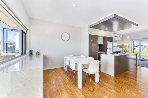 Aloha Waterfront Properties - Events Australia 28