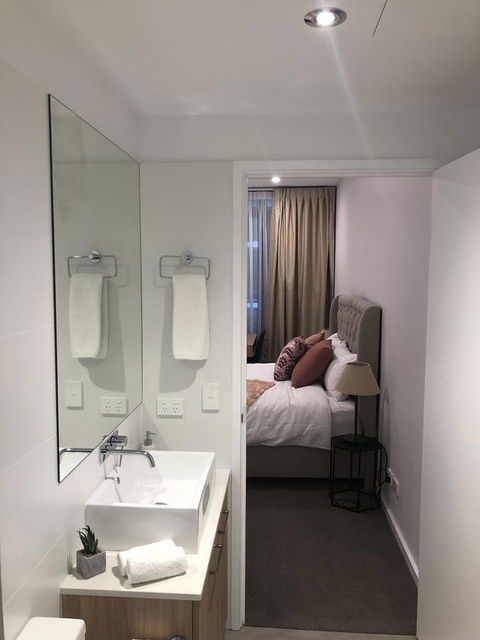 Resort Style Luxury City Apartment + Free Car Parking - Events Australia 6