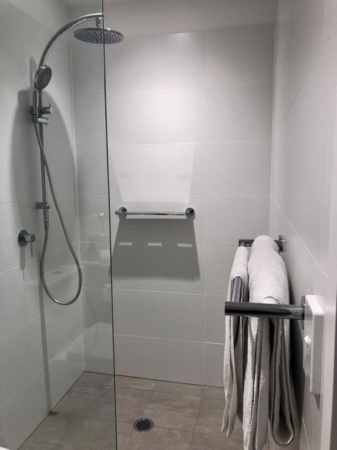 Resort Style Luxury City Apartment + Free Car Parking - Events Australia 26