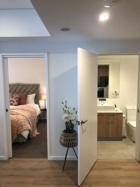Resort Style Luxury City Apartment + Free Car Parking - Events Australia 13