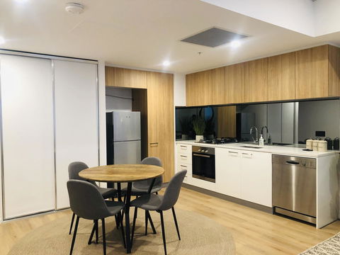 Resort Style Luxury City Apartment + Free Car Parking - Events Australia 11