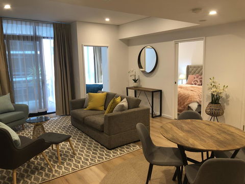Resort Style Luxury City Apartment + Free Car Parking - Events Australia 10