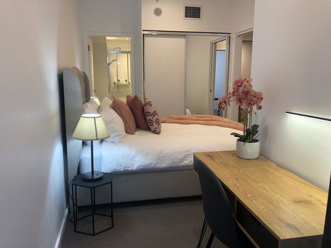 Resort Style Luxury City Apartment + Free Car Parking - Events Australia 5