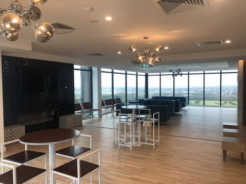 Resort Style Luxury City Apartment + Free Car Parking - Events Australia 24
