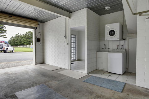 Tasman Beachside Apartment - Events Australia 11