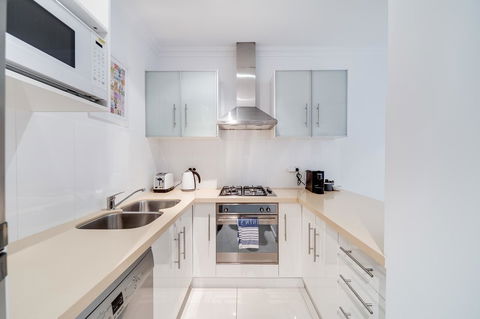 York Apartments On Grenfell - Accommodation Europe 3