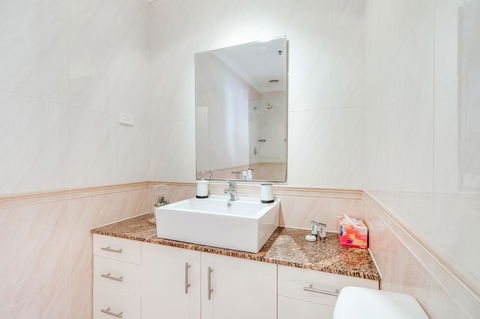 York Apartments On Grenfell - Accommodation Europe 13