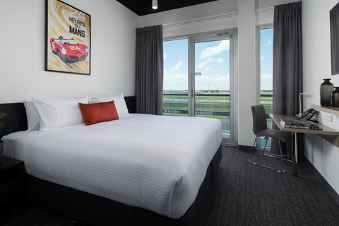 Rydges Pit Lane - Events Australia 31