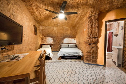 The Underground Motel - Accommodation Europe 9