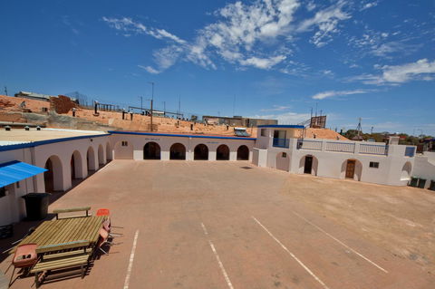 Radeka Downunder Underground Motel - Tourism Bookings 11