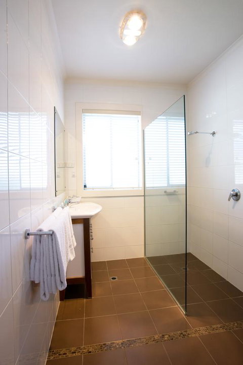The Commodore - Tourism Bookings 24