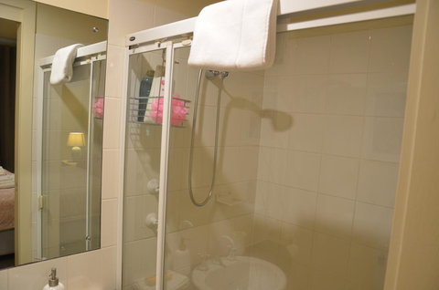 ADELAIDE CENTRAL APARTMENT - 3BR, 2BATH & CARPARK - Events Australia 18