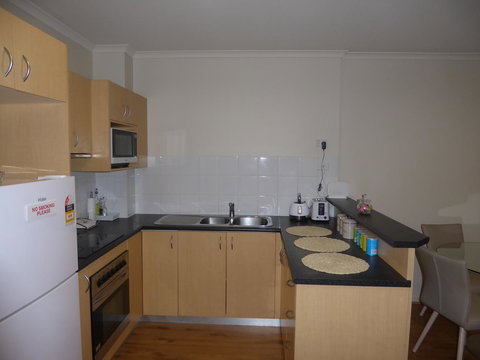 ADELAIDE CENTRAL APARTMENT - 3BR, 2BATH & CARPARK - Events Australia 5