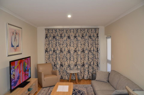 ADELAIDE CENTRAL APARTMENT - 3BR, 2BATH & CARPARK - Events Australia 1