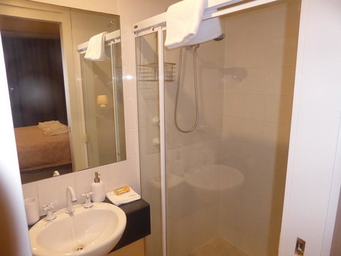 ADELAIDE CENTRAL APARTMENT - 3BR, 2BATH & CARPARK - Events Australia 14