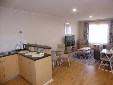 ADELAIDE CENTRAL APARTMENT - 3BR, 2BATH & CARPARK - Events Australia 7