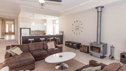 Golfers Paradise (18th Tee) - 52 Huntingdale Drive - Events Australia 18