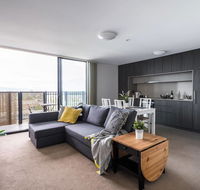 Modern 2 BedroomWIFI/Netflix/ParkingGreat Views - Accommodation Europe