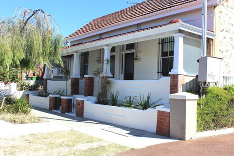 Captain\'s Heritage Cottage - Central Fremantle 2 Bedroom Historic Cottage - Tourism Bookings 0
