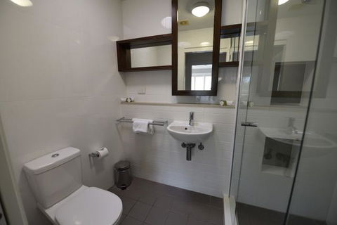 East On Byron - Accommodation Europe 9