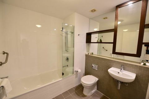 East On Byron - Accommodation Europe 6