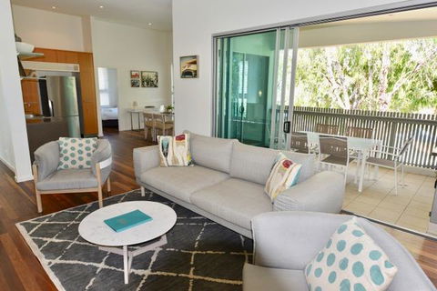 East On Byron - Accommodation Europe 24
