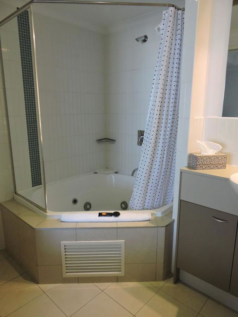 BASE Holidays - Ettalong Beach Premium Apartments - Events Australia 16