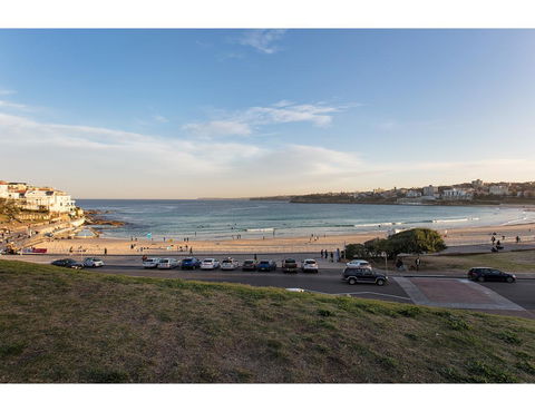 Ocean Views And Sea Breezes Over Bondi Beach - Tourism Bookings 2