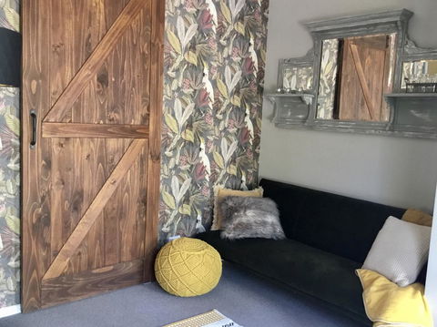 Chanticleer Gardens Barn Cottage With A Pool - Tourism Bookings 7