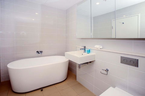 Gadigal Groove - Modern And Bright 3BR Executive Apartment In Zetland With Views - Tourism Bookings 8
