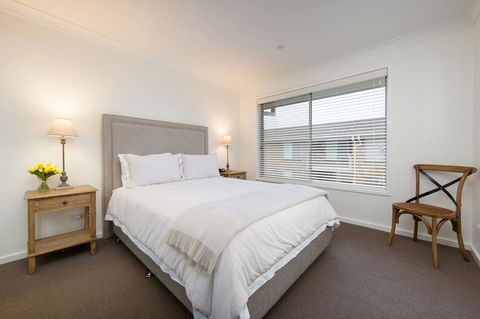 Sleeping In Style - Central & Sophisticated - Tourism Bookings 3