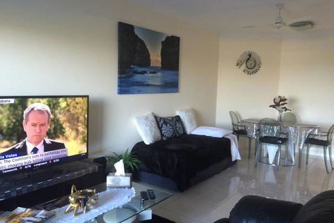 Nomikis\'On The Avenue - Events Australia 18