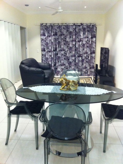 Nomikis\'On The Avenue - Events Australia 20