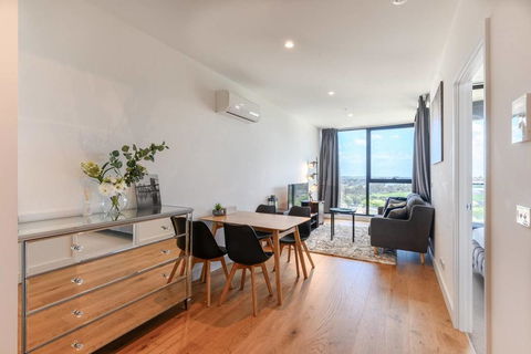Box Hill 1 Bedroom Apartment With Ultimate View - Events Australia 1