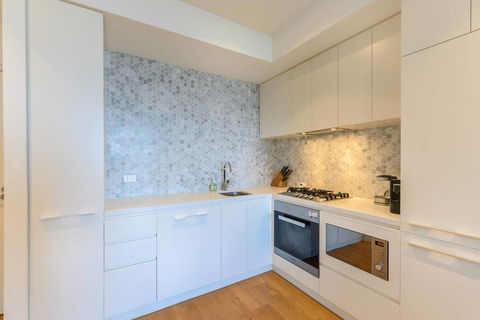 Box Hill 1 Bedroom Apartment With Ultimate View - Events Australia 3