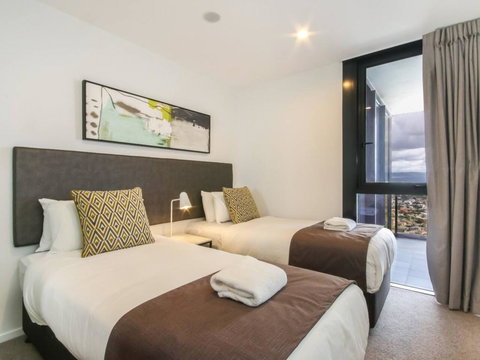 Brand New 2 Bedroom Unit With Amazing Hinterland Views - Accommodation Europe 3