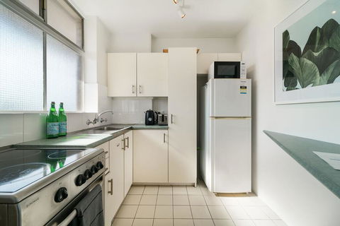 Bright And Sunny Studio Apartment - Tourism Bookings 3