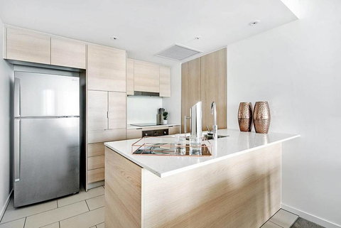 Broadbeach 2 Bedroom FREE WIFI, Netflix & Parking - Accommodation Europe 3