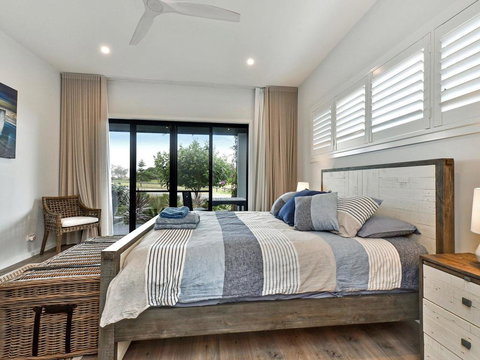 Caves Luxury Beachside Escape - Literally Across The Road From Surf Club - Events Australia 3