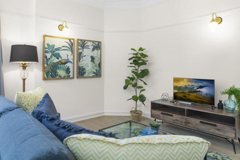 Central Apartment With Spacious Living And Dining - Events Australia 2