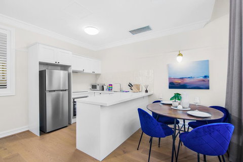 Central Apartment With Spacious Living And Dining - Events Australia 3