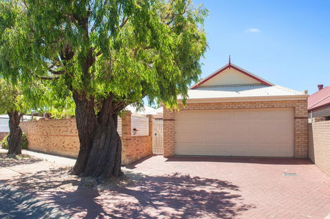 Central Townhouse Margaret River - Events Australia 1
