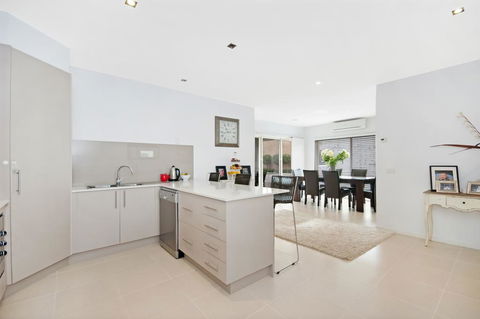 Central Warrnambool Townhouse - Events Australia 1