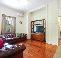 Charming Characterful Rustic-style Home Near The Gabba - Tourism Bookings