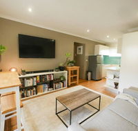 Chic Pet Friendly  500m to the Beach w/ parking - Events Australia