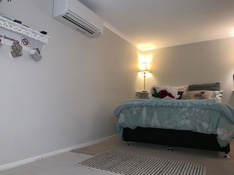 Churchill's B&B Twin Spa Getaway - Events Australia 0