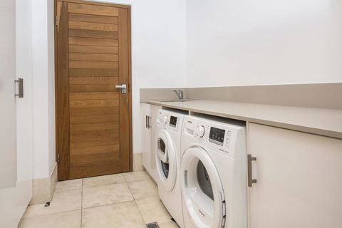 Cinque - Luxury Family Home With Pool Close To Beach And Town - Events Australia 1