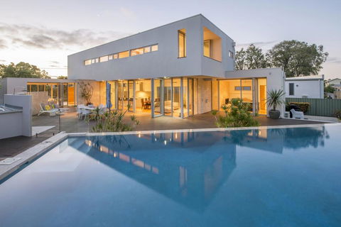 Cinque - Luxury Family Home With Pool Close To Beach And Town - Events Australia 0