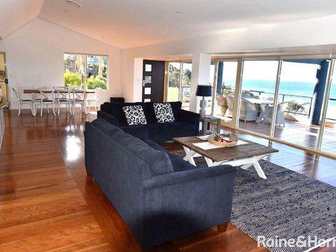 Cliff View - 62 Forresters Beach Road - Events Australia 1