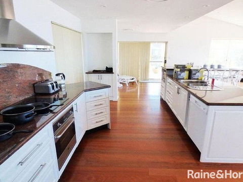 Cliff View - 62 Forresters Beach Road - Events Australia 3